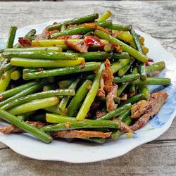 蒜台炒肉的做法[图]