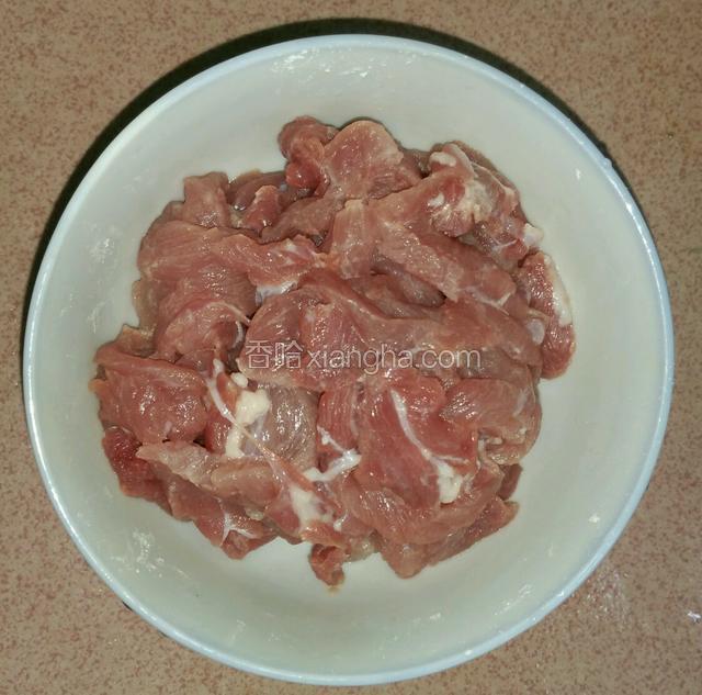 瘦肉切丝，用生粉加少许料酒腌制15分钟