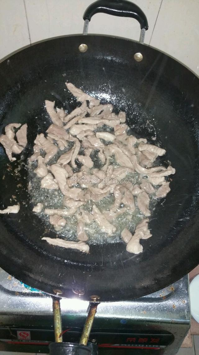 锅放油烧热，放瘦肉下锅炒香