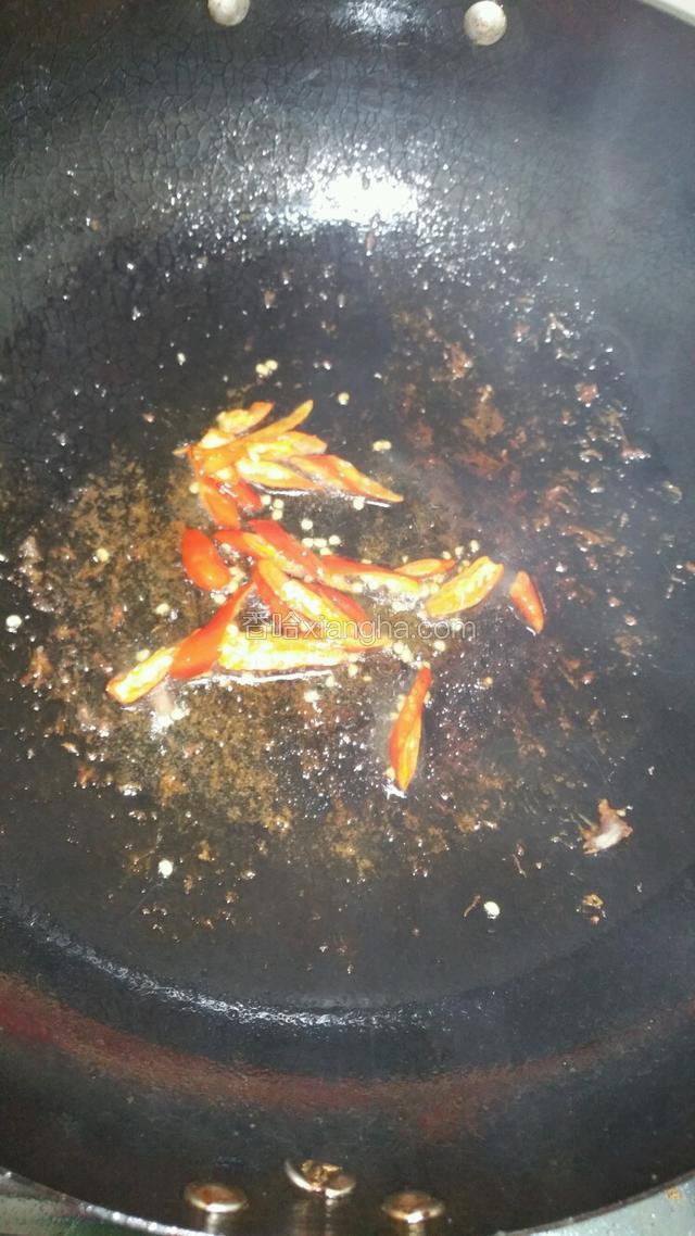 锅底留油，放小米椒炒一下