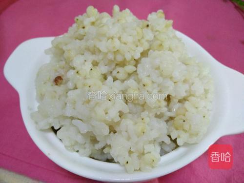 饭煮完后自动关火，然后自动冒完气开盖，盛出。