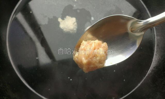 锅加适量清水烧开，把挤好的丸子用小勺舀到锅里