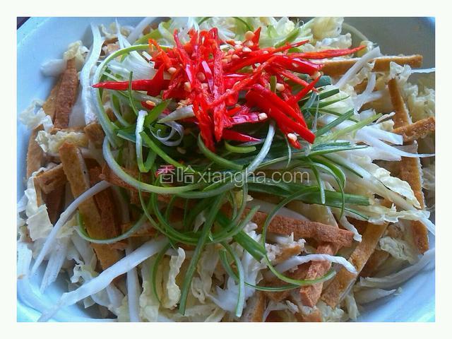 白菜，豆腐丝拌匀放上葱丝辣子