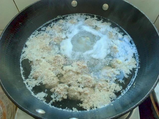 锅中水保持微开状态，汆入牛肉丸。