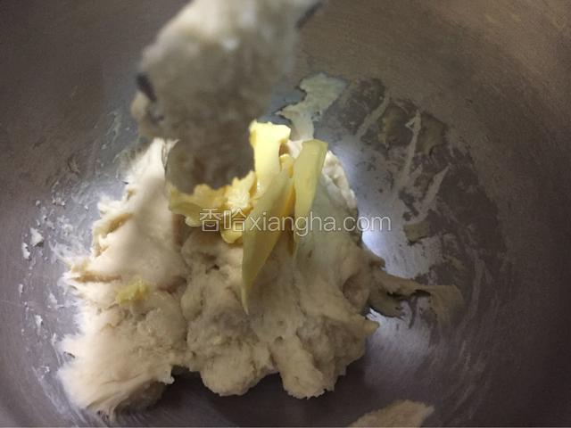 在第二次和面时加入黄油，继续开三档高速揉面，直到自动停止，然后再开一次和面程序，直到机器停止（共30分钟）
