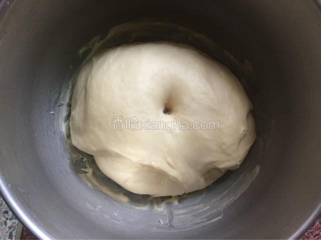 手指沾面粉戳一下面团，不回缩不反弹即发酵成功