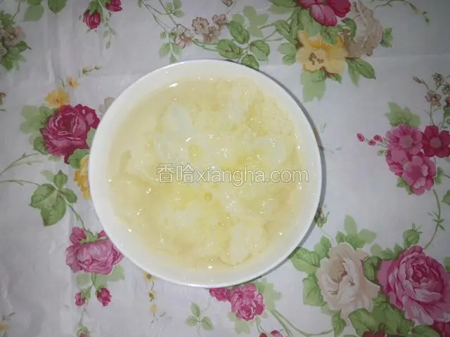 银耳取一个的四分之一提前泡发