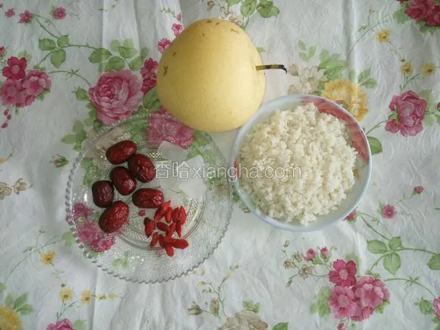 准备下面食材，红枣 枸杞子和长粒香米分别淘洗干净