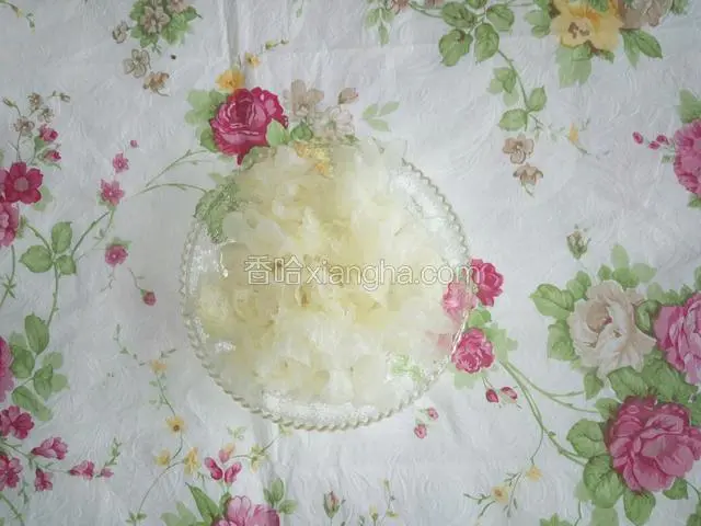 银耳洗净去蒂，掰成小朵