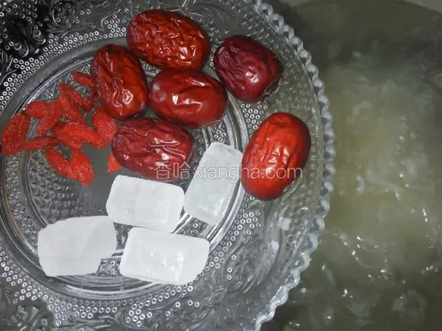 依次放入红枣 冰糖 枸杞子 雪梨煮开，小火炖
煮四十分钟（中间要不停搅拌以免煮糊）