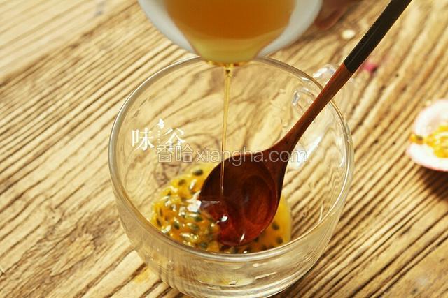 在杯中加入少许蜂蜜。