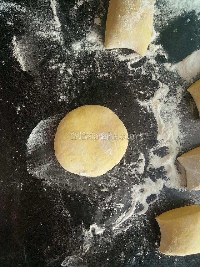 把面揉成团压扁成饼状态
