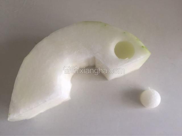 把冬瓜去皮洗净，用挖球器挖出圆球