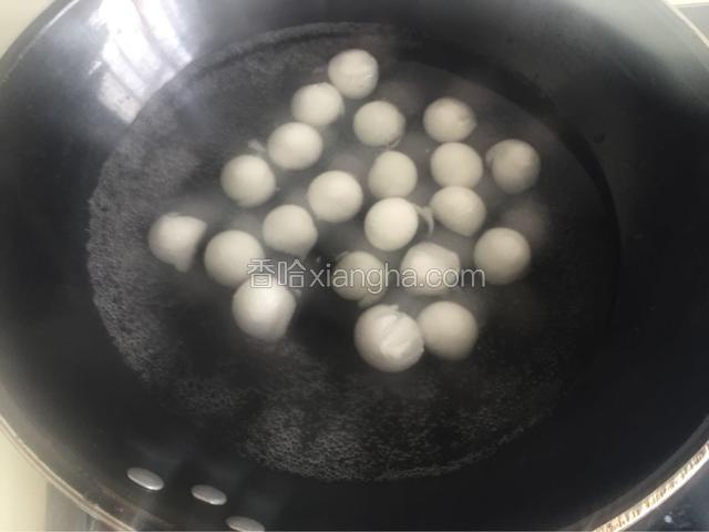 锅内加水烧开，把冬瓜球放进去