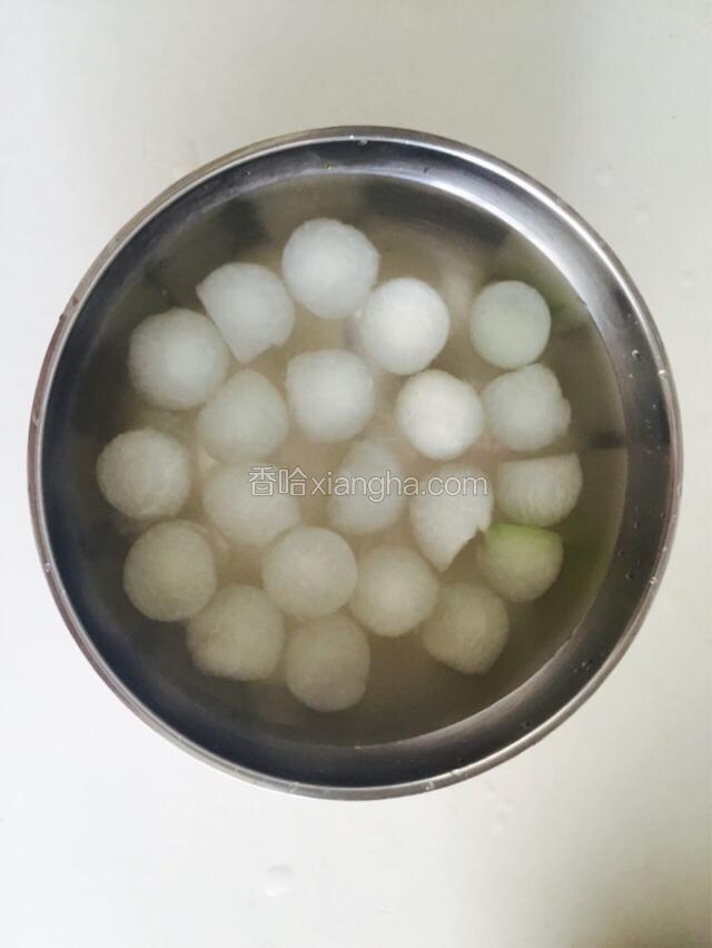 煮至八成熟左右捞出放冷水浸泡