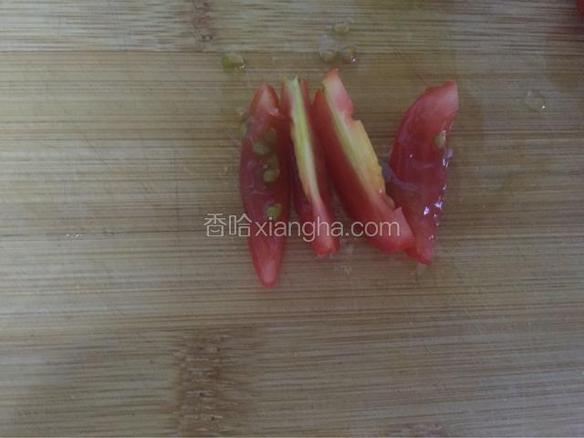 圣女果切成条状备用
