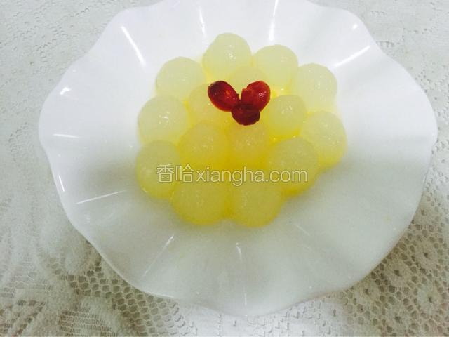 开始装盘，上面放三块蔓越莓点缀