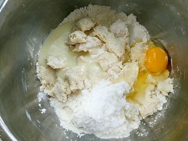 将除黄油外其他食材放入盆内（或面包机内）中种斯成小块