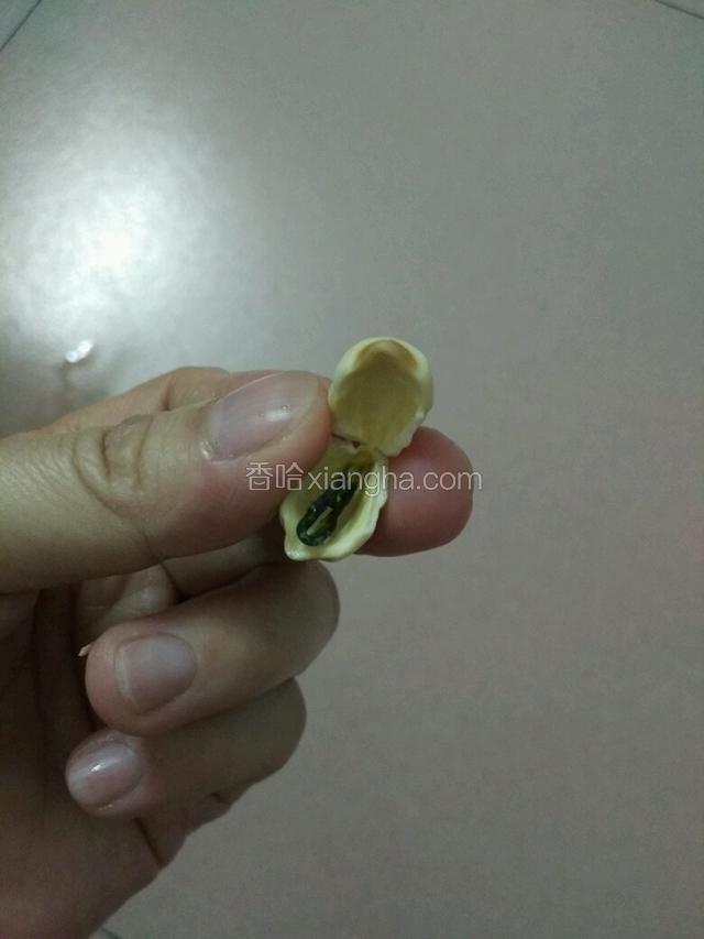 泡好的莲子去掉里面的心