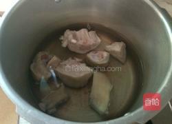 花生炖猪蹄的做法图解2