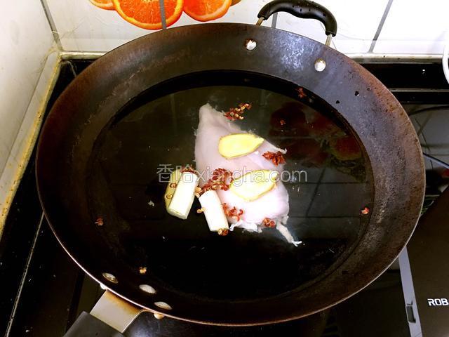 鸡胸肉撕去筋膜，洗净备用。锅内加冷水，放入花椒、大料、姜片，放入鸡胸肉、大葱。