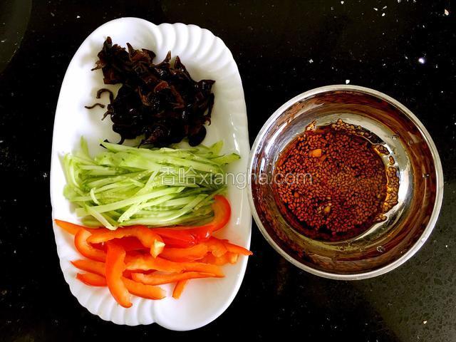 配菜切丝。所有的料汁混合备用。