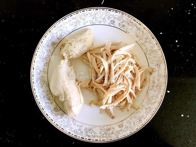 捞出沥干水分，用手顺着鸡肉的纹理撕成丝。