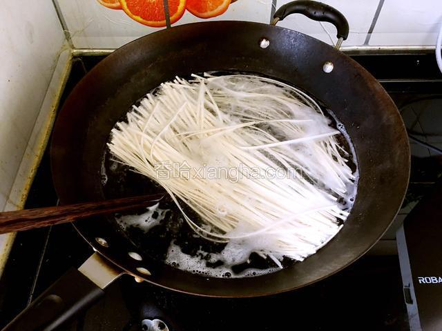 锅中把水烧开，加入面条。煮开后中间点一次冷水。