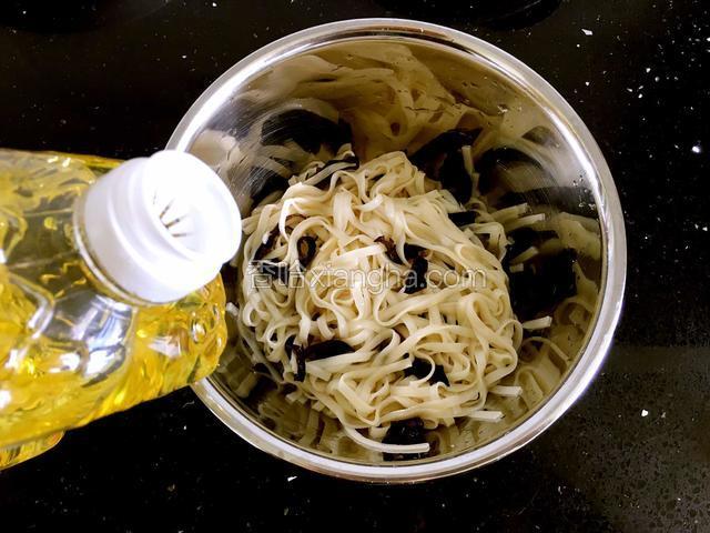 滤干面条水分后加入适量芥花油搅拌，防止其粘连。