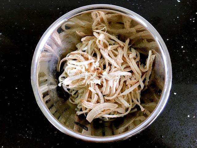 放入鸡丝。