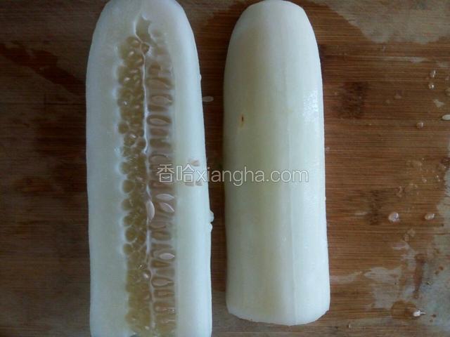 黄瓜去皮切成两段