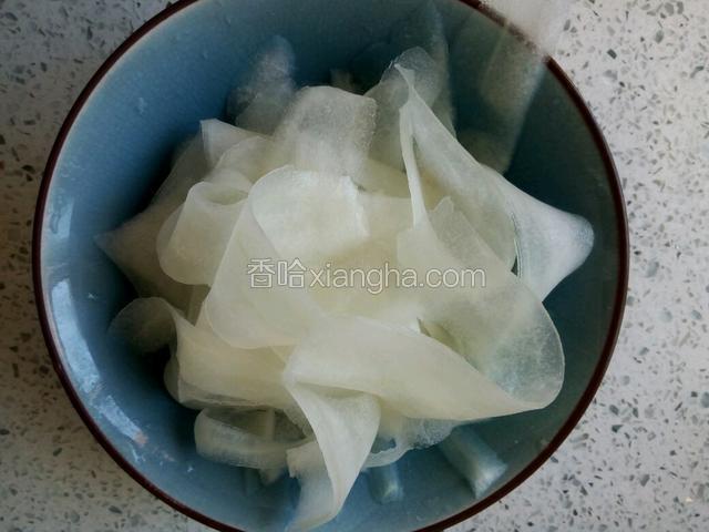 削成又长又薄的黄瓜条