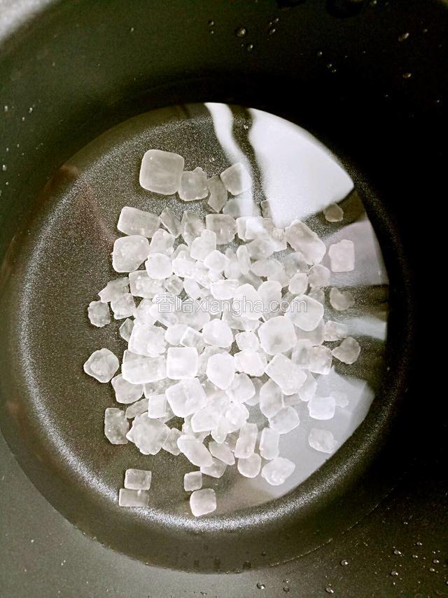 锅中烧水加冰糖