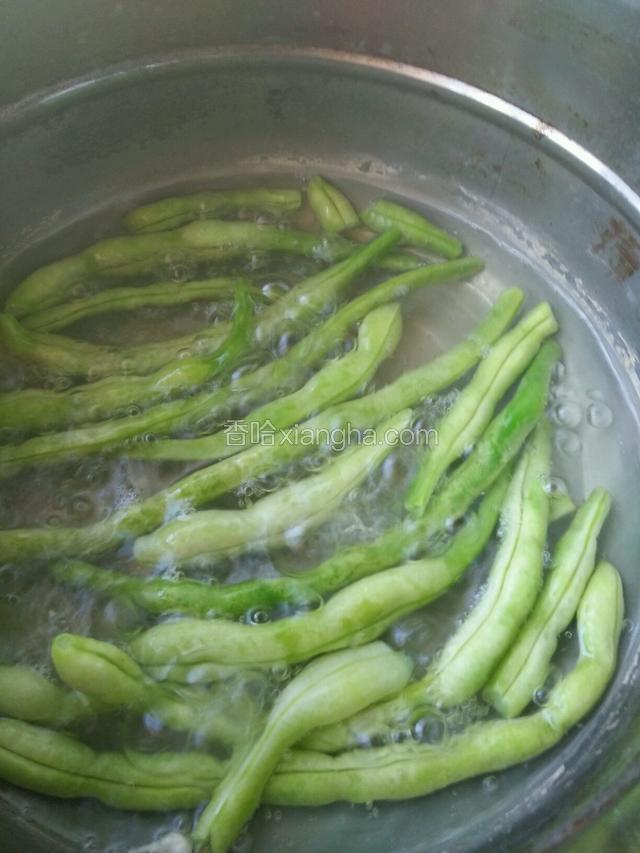 豆角先入水焯八分熟，豆角不熟的话对身体健康有影响，所以焯的时候最少要八分熟。