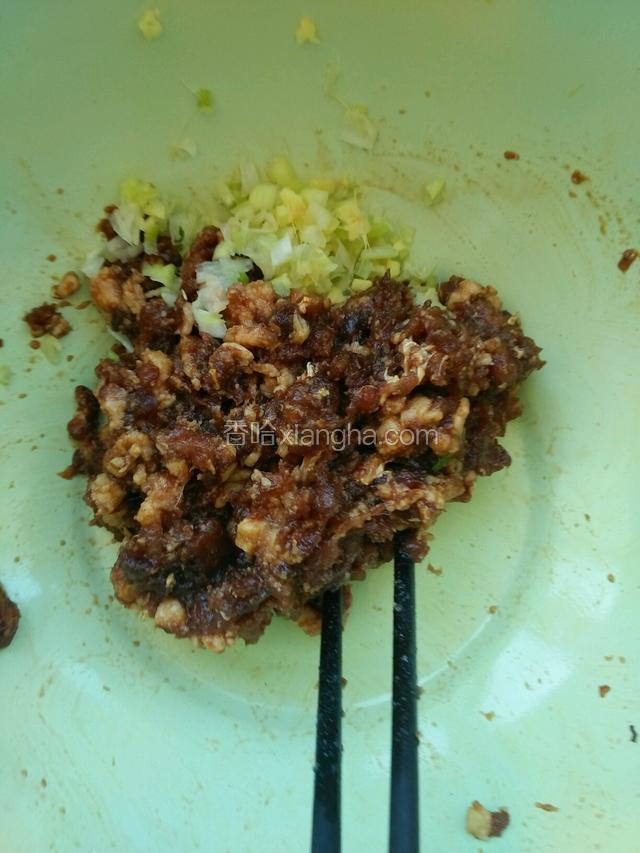 加入生抽，老抽，耗油，花椒粉，顺同一方向搅拌均匀，再加入葱姜沫顺同一方向搅拌均匀。