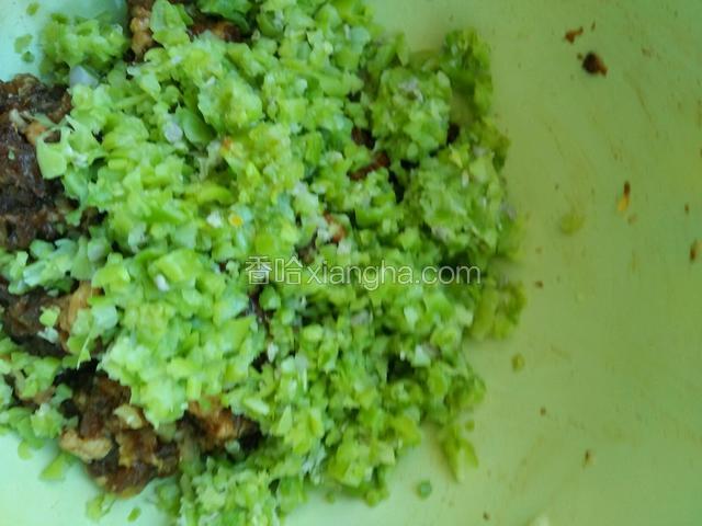 豆角捞出剁碎，基本不用控水，加入一勺植物油顺同一方向和肉馅搅拌均匀