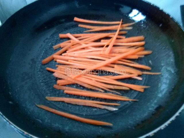 胡萝卜切丝就蛋饼油锅煸炒