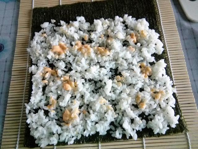 米饭铺满紫菜五分之四处，上面铺点沙拉酱