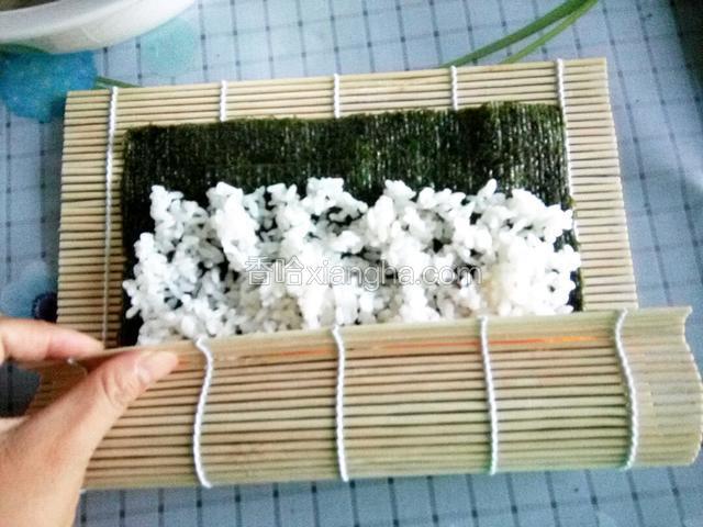 均衡用力卷起来，边缘部分沾一点水轻轻卷紧