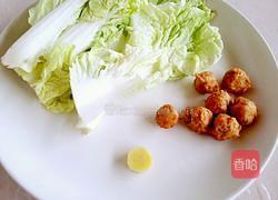 白菜炒丸子的做法图解1