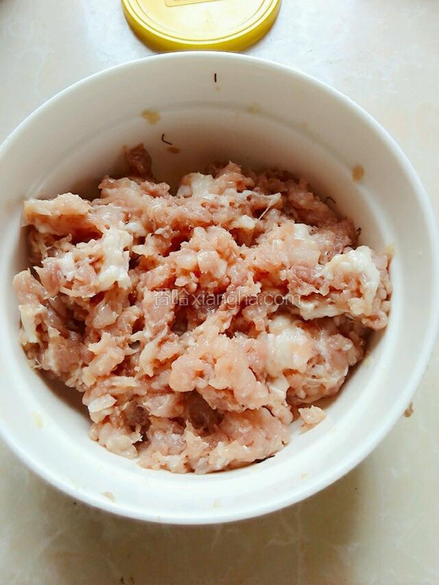 用手抓匀，腌15分钟