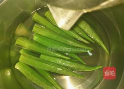 白灼黄秋葵的做法图解3