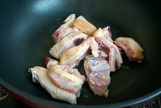 干锅放入鸡肉