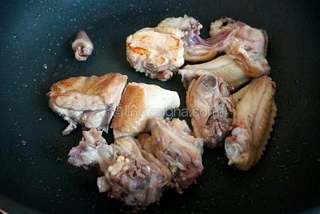 中小火炒至鸡皮变黄