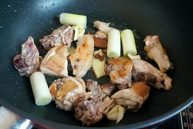 适量加点油，再把配料全部加入炒香