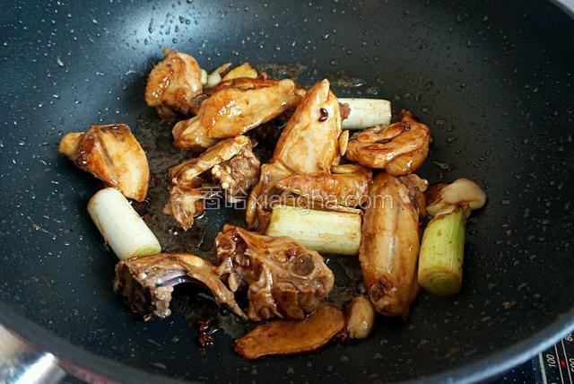 再加入适量的蚝油，生抽调味 炒至鸡肉上色