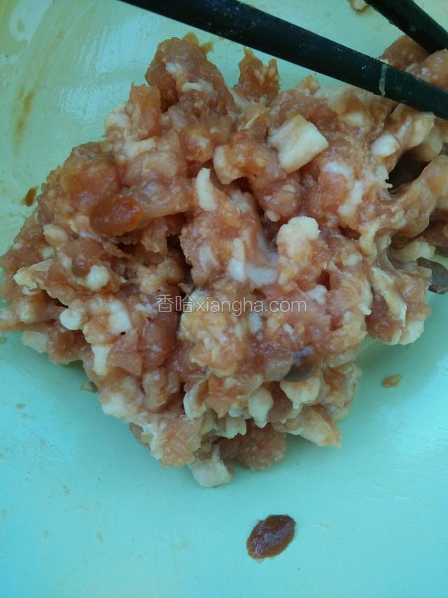 加入生抽，盐，耗油，和一勺黄豆酱。顺同一方向搅拌均匀