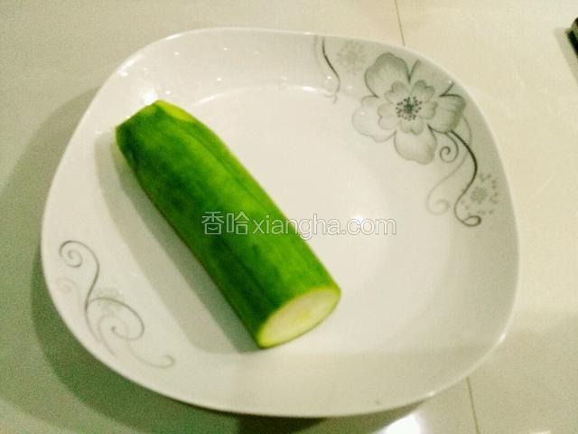 准备半根丝瓜，去皮洗净。