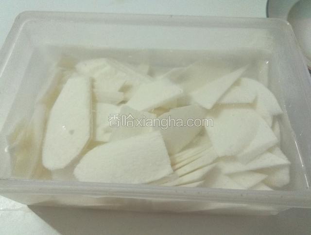 切片后浸泡凉水（炒时再沥干水份）
