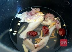 花旗参田七煲鸡汤的做法图解3